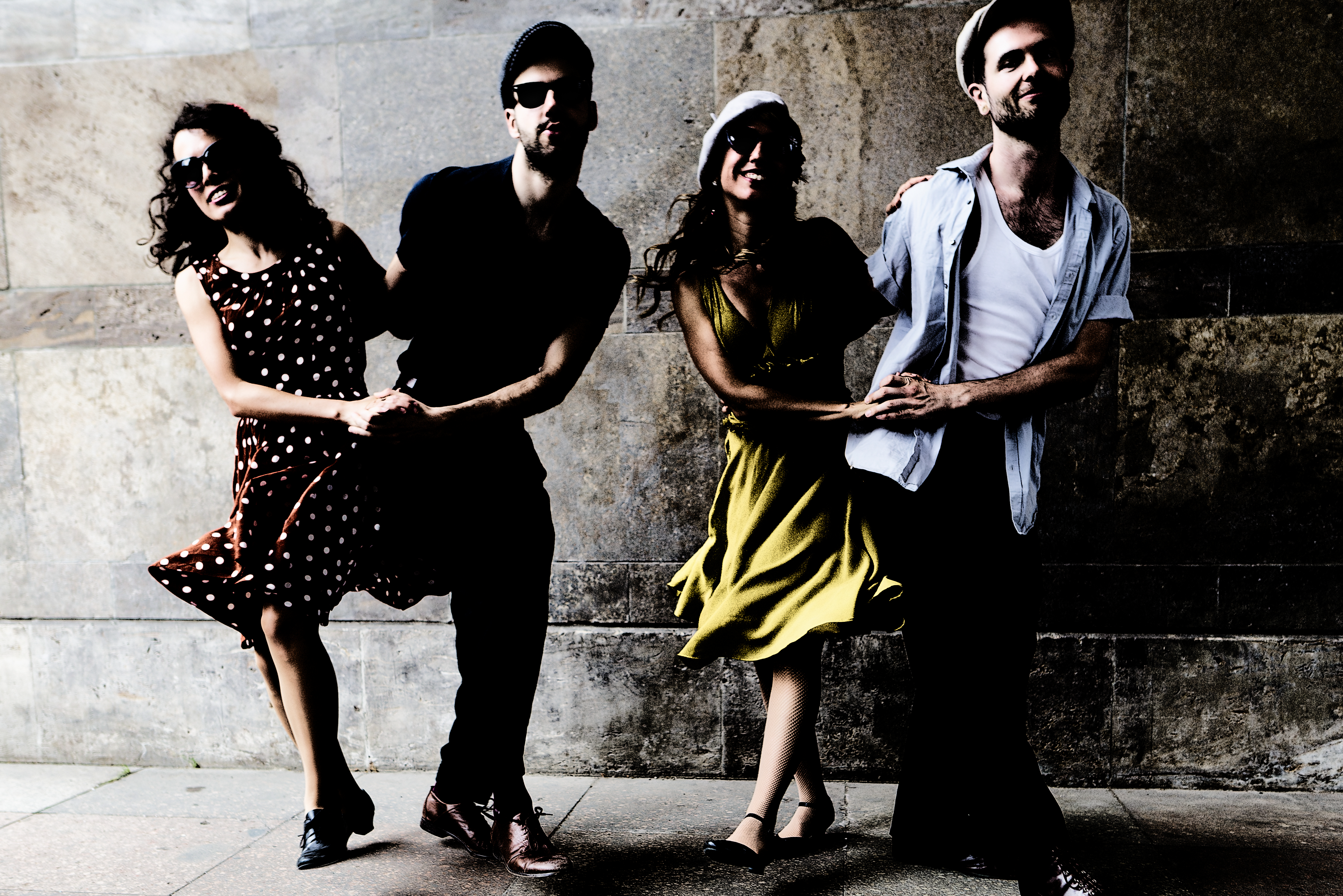 Deux couples dansant le Rock'n roll dans une rue de New Orleans